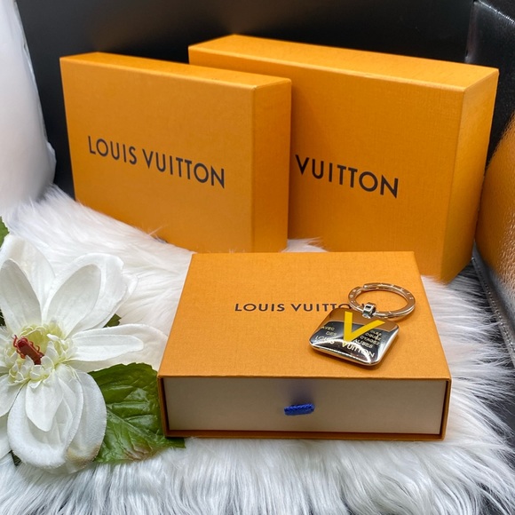 LOUIS VUITTON Other - Louis Vuitton Voyagez Key Ring: Volez, Vogues, Voyagez EUC Box included